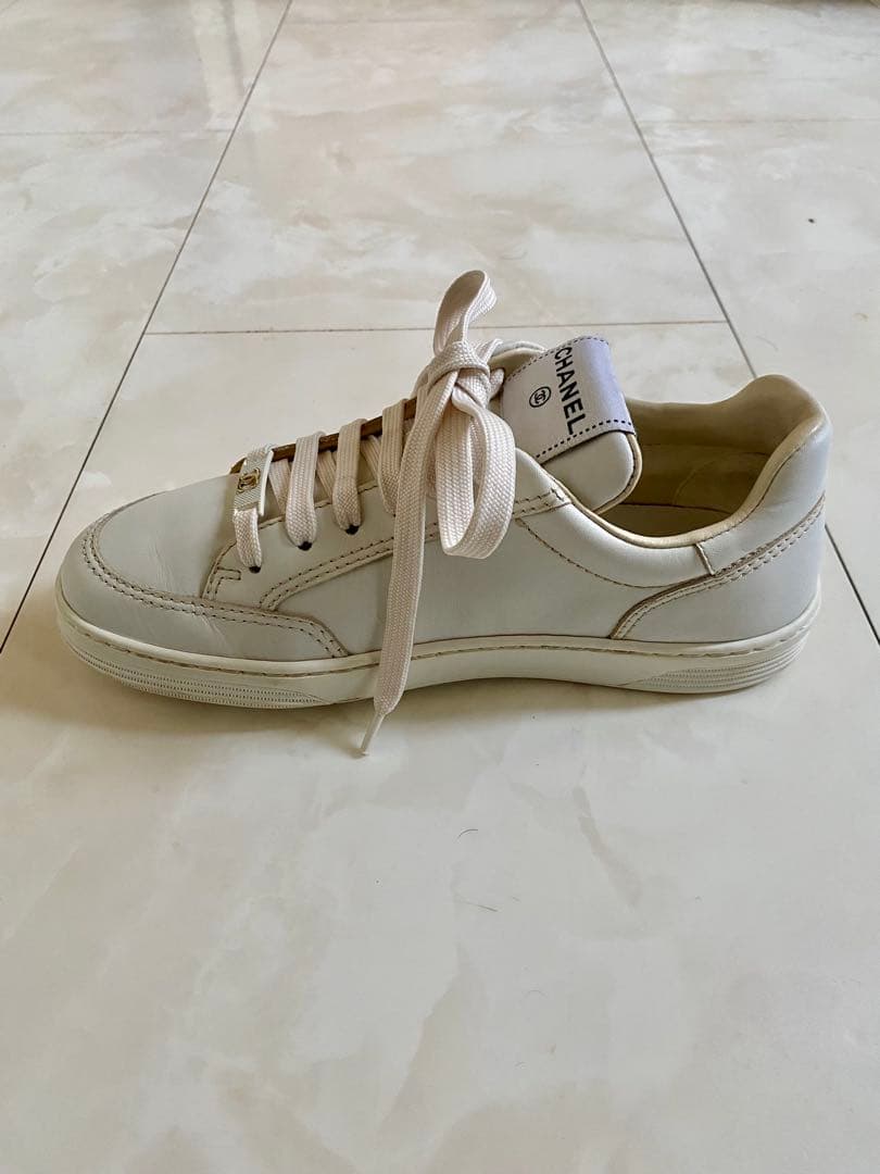 美品 23年製 シャネル ロゴプレート スニーカー 36 23cm CHANEL