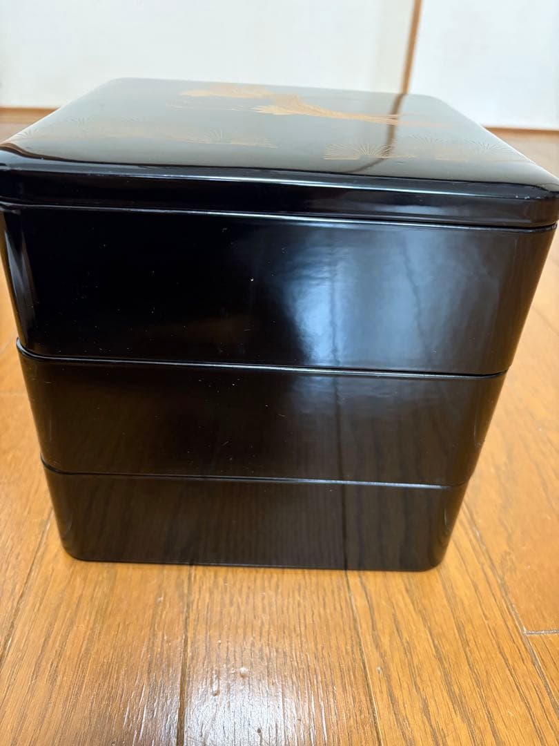 黒漆器重箱 鶴と扇の金箔装飾