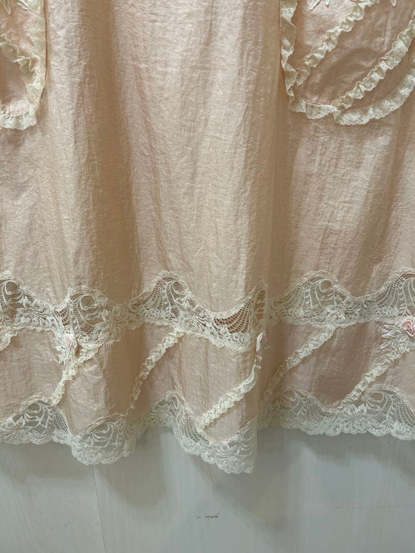 新品未使用さえら可愛いヒスクローネピンクのレース装飾エプロンゆったりサイズ