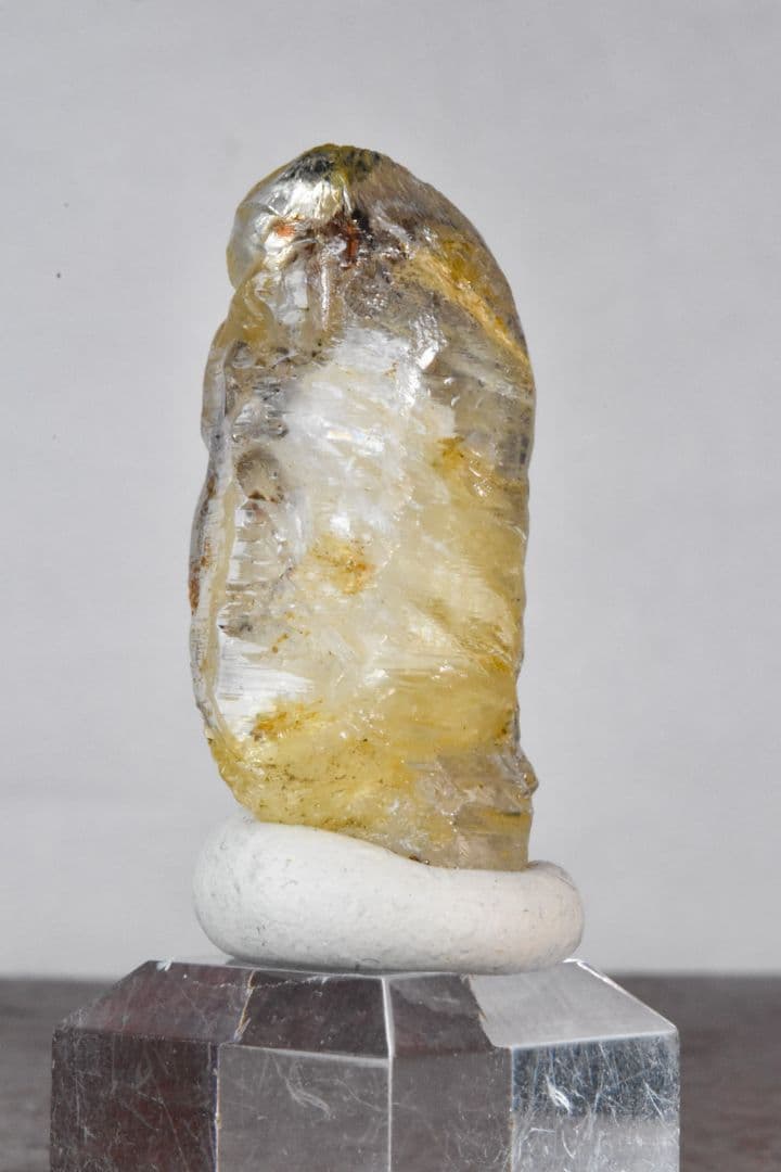 パキスタンスカルドゥ産 角閃石入りアイスクリスタル