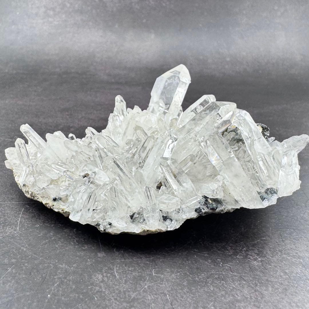 G-129パイライト共生 水晶クラスター 黄鉄鉱 自形結晶 鉱物標本 天然石