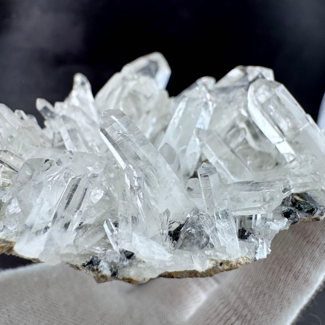 G-129パイライト共生 水晶クラスター 黄鉄鉱 自形結晶 鉱物標本 天然石