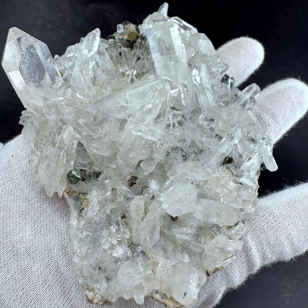 G-129パイライト共生 水晶クラスター 黄鉄鉱 自形結晶 鉱物標本 天然石