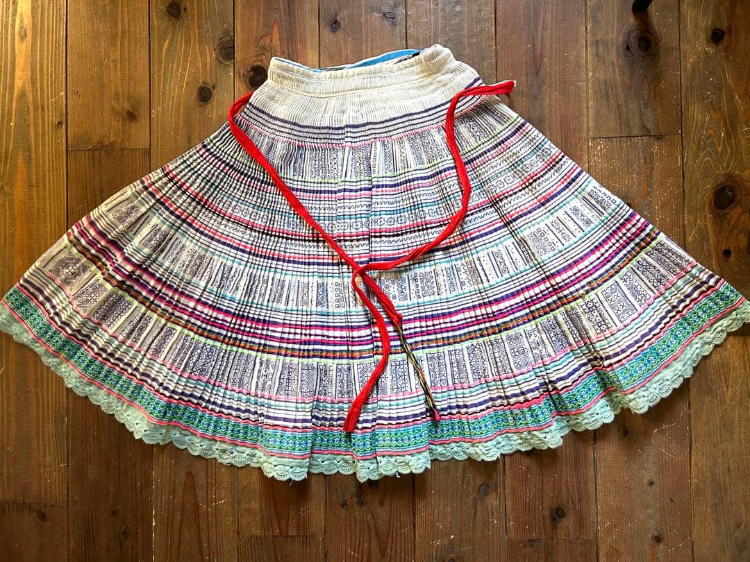 vintage モン族　フレア巻きスカート　パンドゥ（Paj Ntaub）