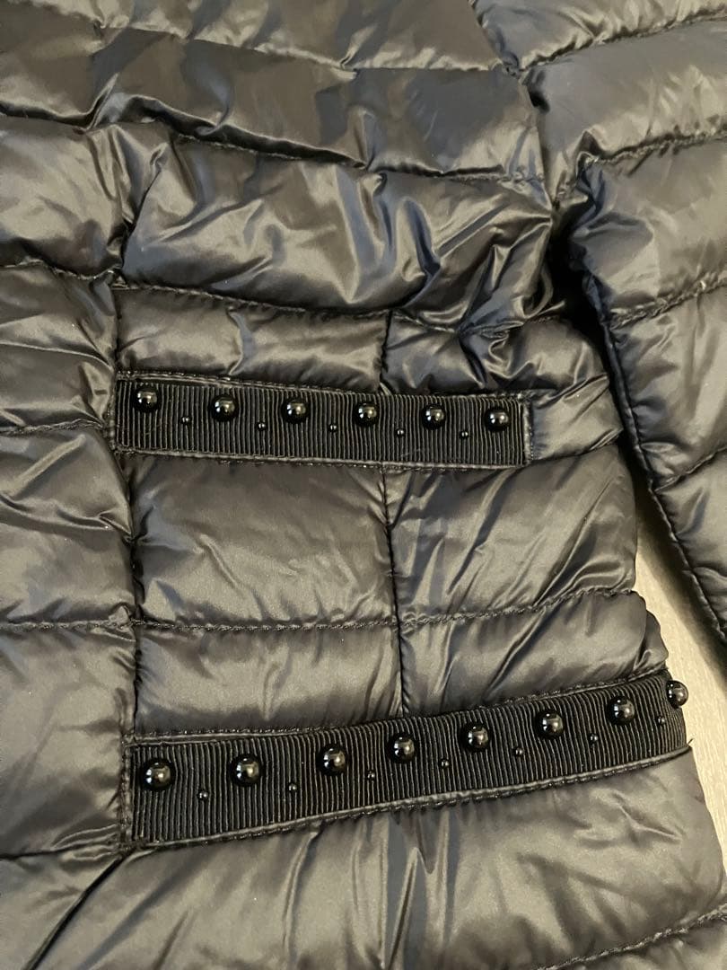 Moncler モンクレール　ビーズ飾りの素敵なライトダウンノーカラージャケット