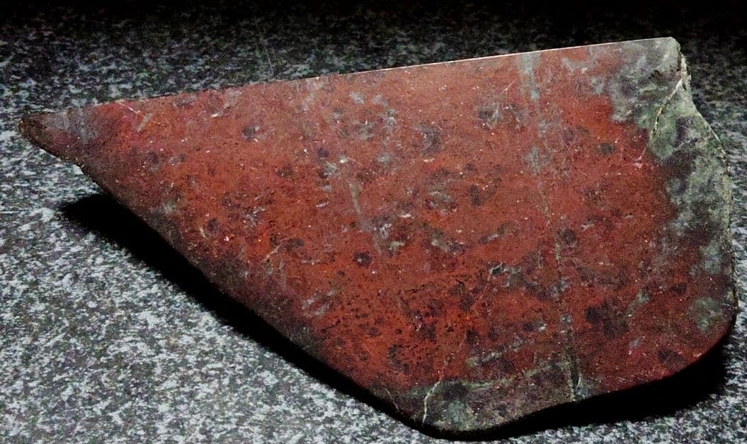 ★サーペンティン原石★赤蛇紋岩【入りコン沢・2面カット・353ｇ】