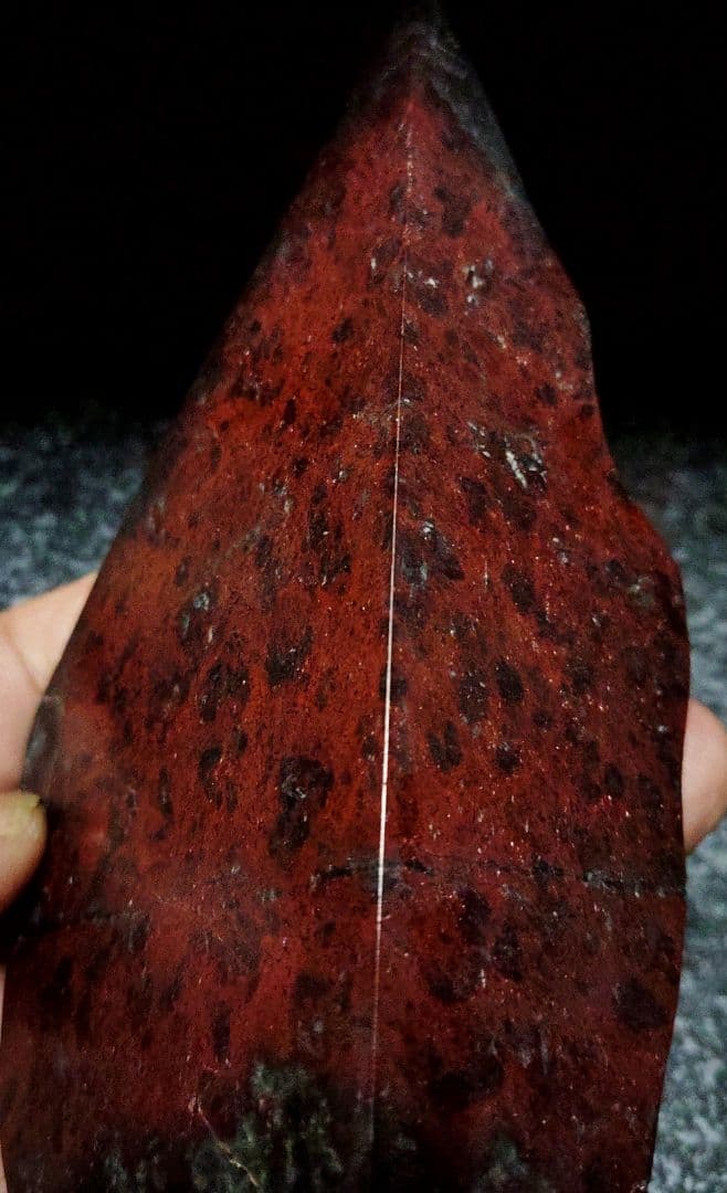 ★サーペンティン原石★赤蛇紋岩【入りコン沢・2面カット・353ｇ】