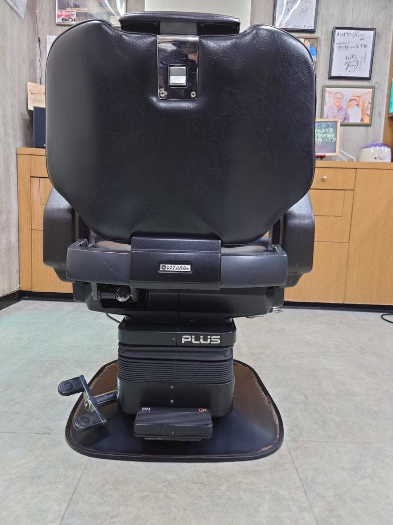 札幌　TAKARABELMONT製　電動バーバーチェア「PLUS」