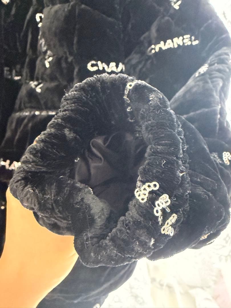 【CHANEL】ブラック ダウンジャケット フード付き