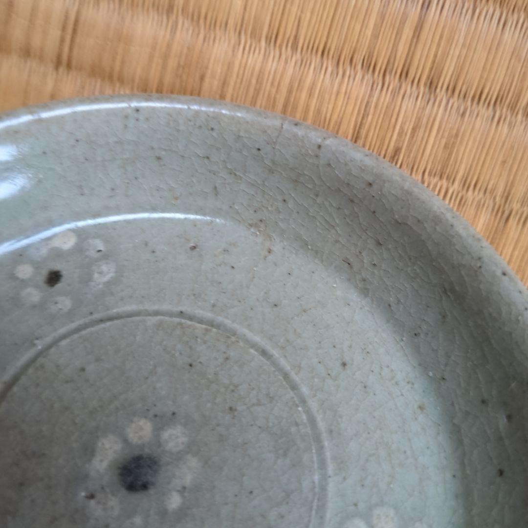 グレーの円形陶器皿　高麗青磁　骨董品　酒盃　小皿