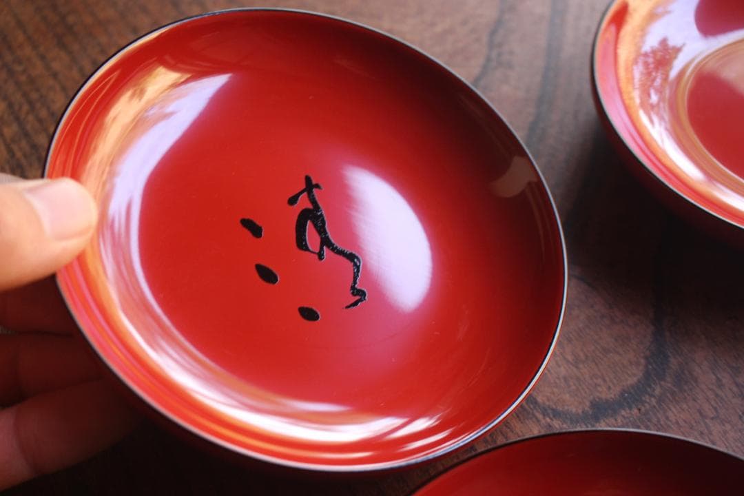 デッドストック！極上朱漆に風情ある墨書の映える小皿4点（検輪島塗越前塗お皿