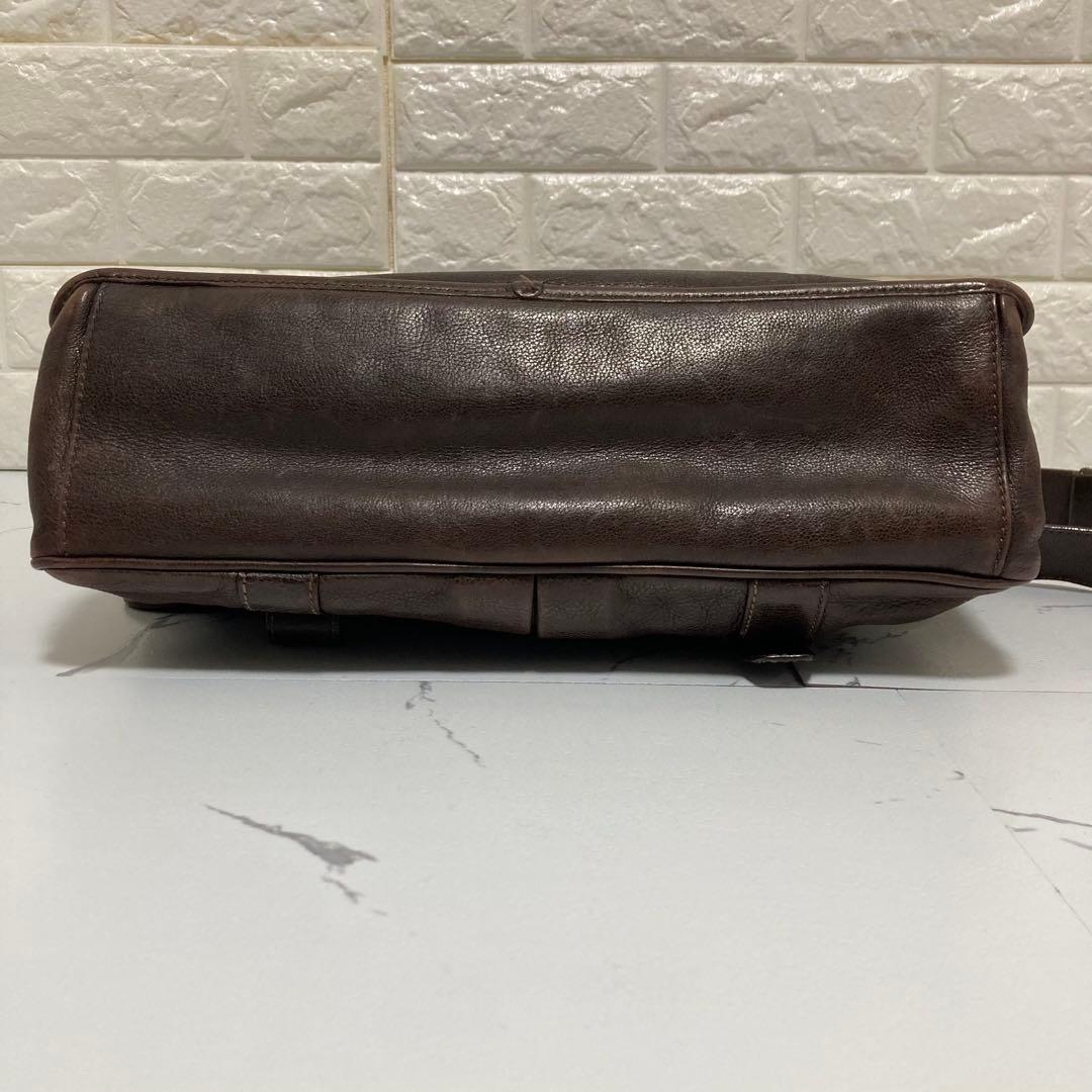 BALLY✨メッセンジャーバッグ大容量　本革　A4PC可　フラップ　チャーム自立