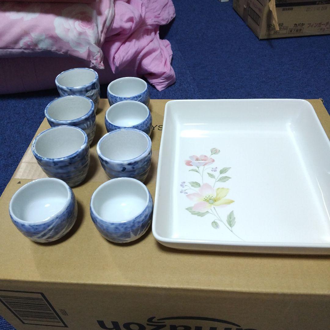 青い模様の湯飲み8個と花柄の大皿セット