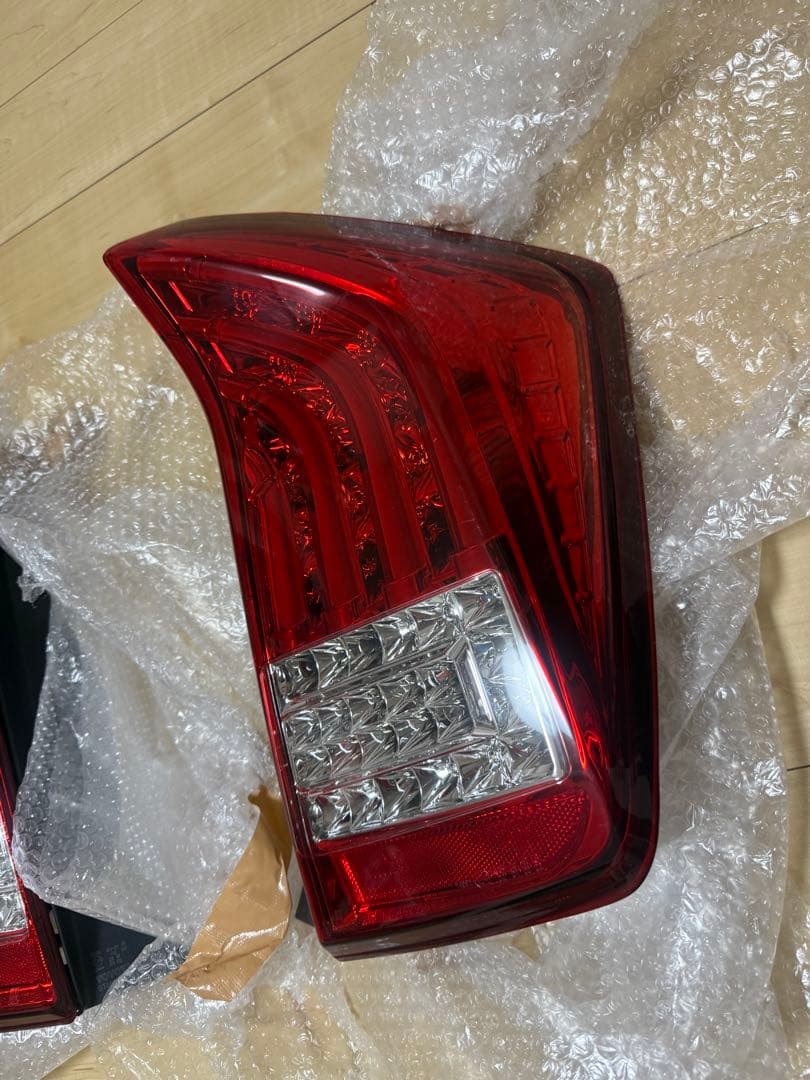 30プリウス　テールランプ　ヴァレンティ