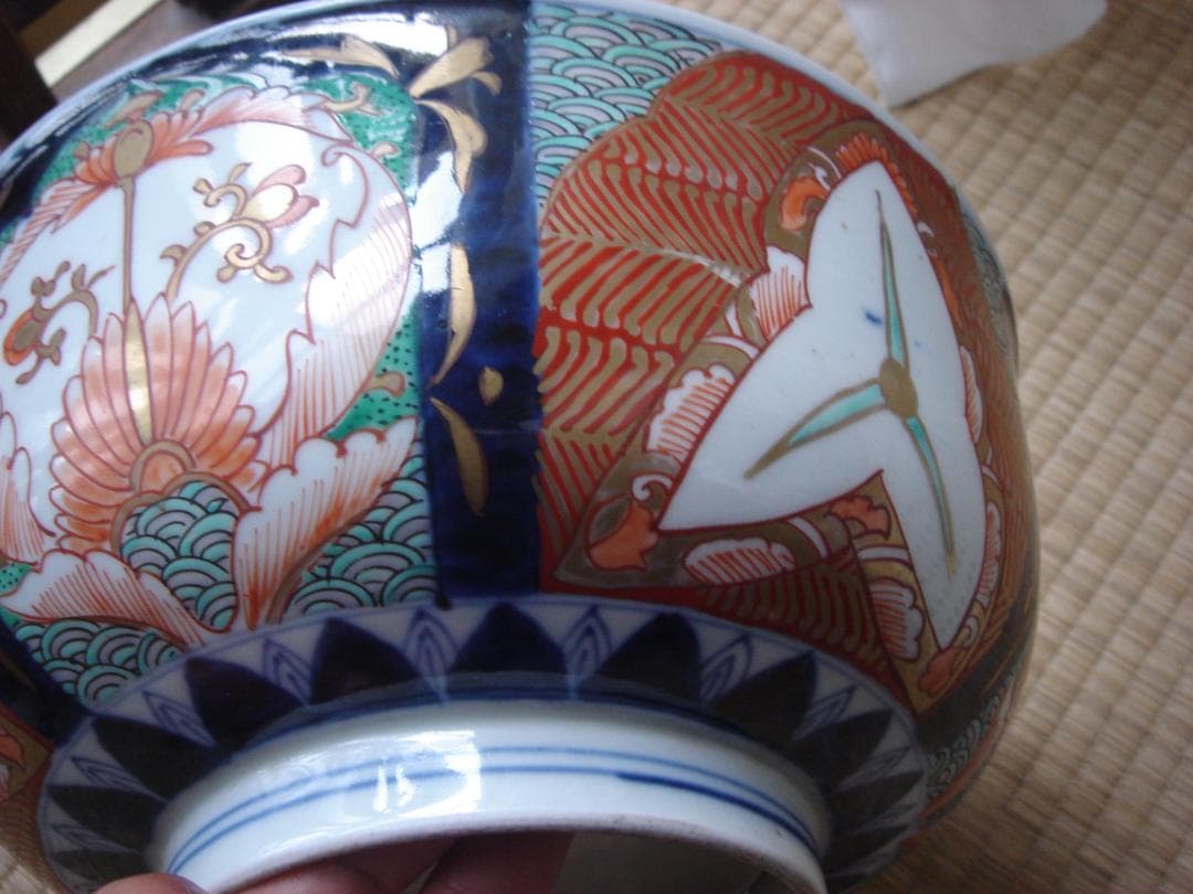 古伊万里・金彩・大きな花模様の陶器ボウル