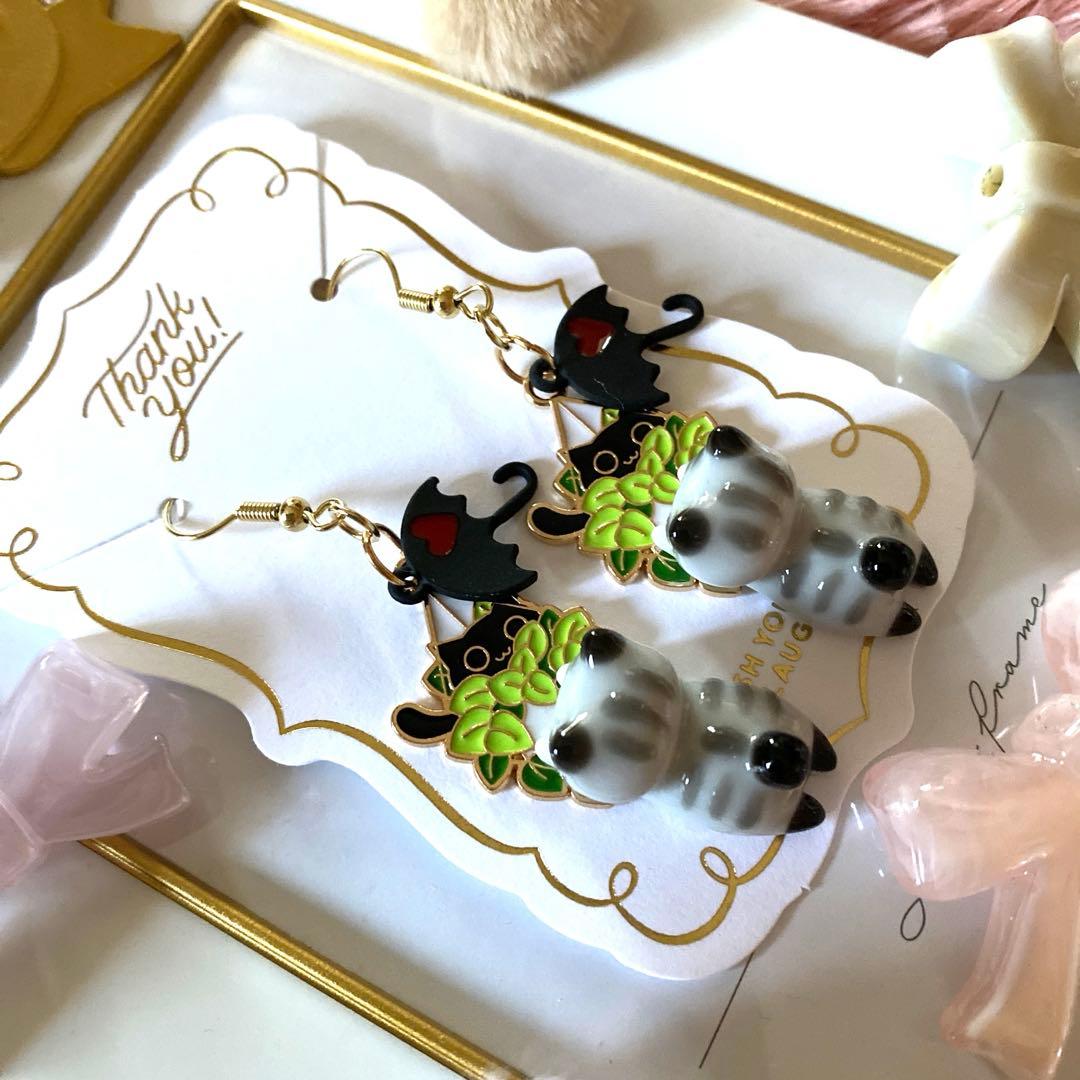 ☆アンブレラと黒猫がひょっこり！シマシマ猫ちゃんピアス☆