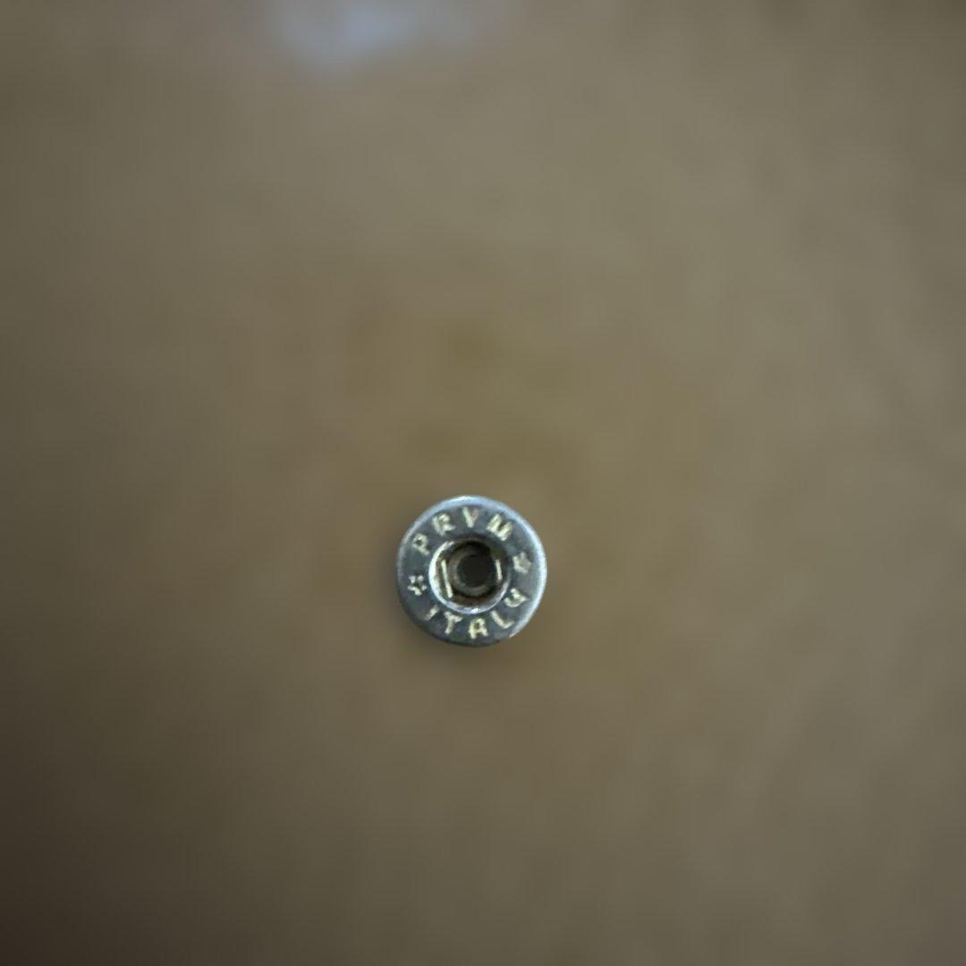 Vivienne Westwoodベージュ 三つ折り財布 金色ロゴ付き