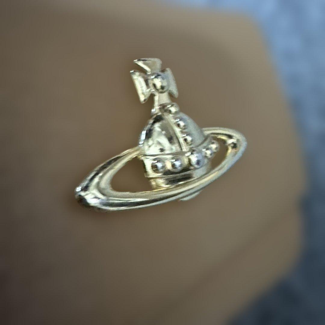 Vivienne Westwoodベージュ 三つ折り財布 金色ロゴ付き