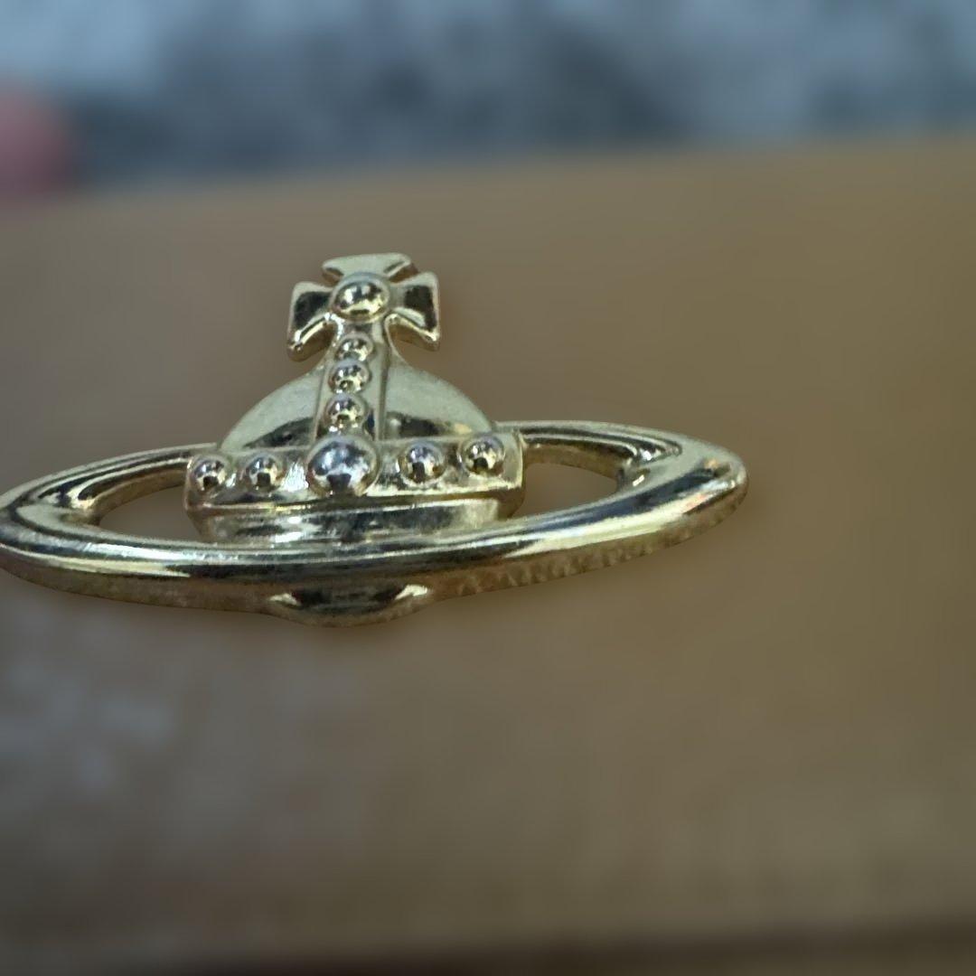 Vivienne Westwoodベージュ 三つ折り財布 金色ロゴ付き