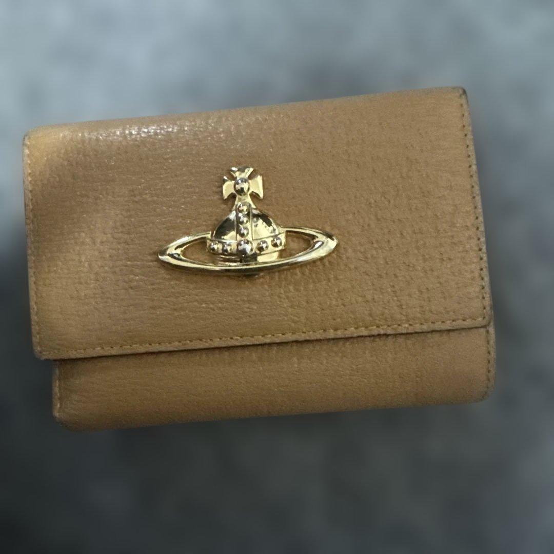 Vivienne Westwoodベージュ 三つ折り財布 金色ロゴ付き