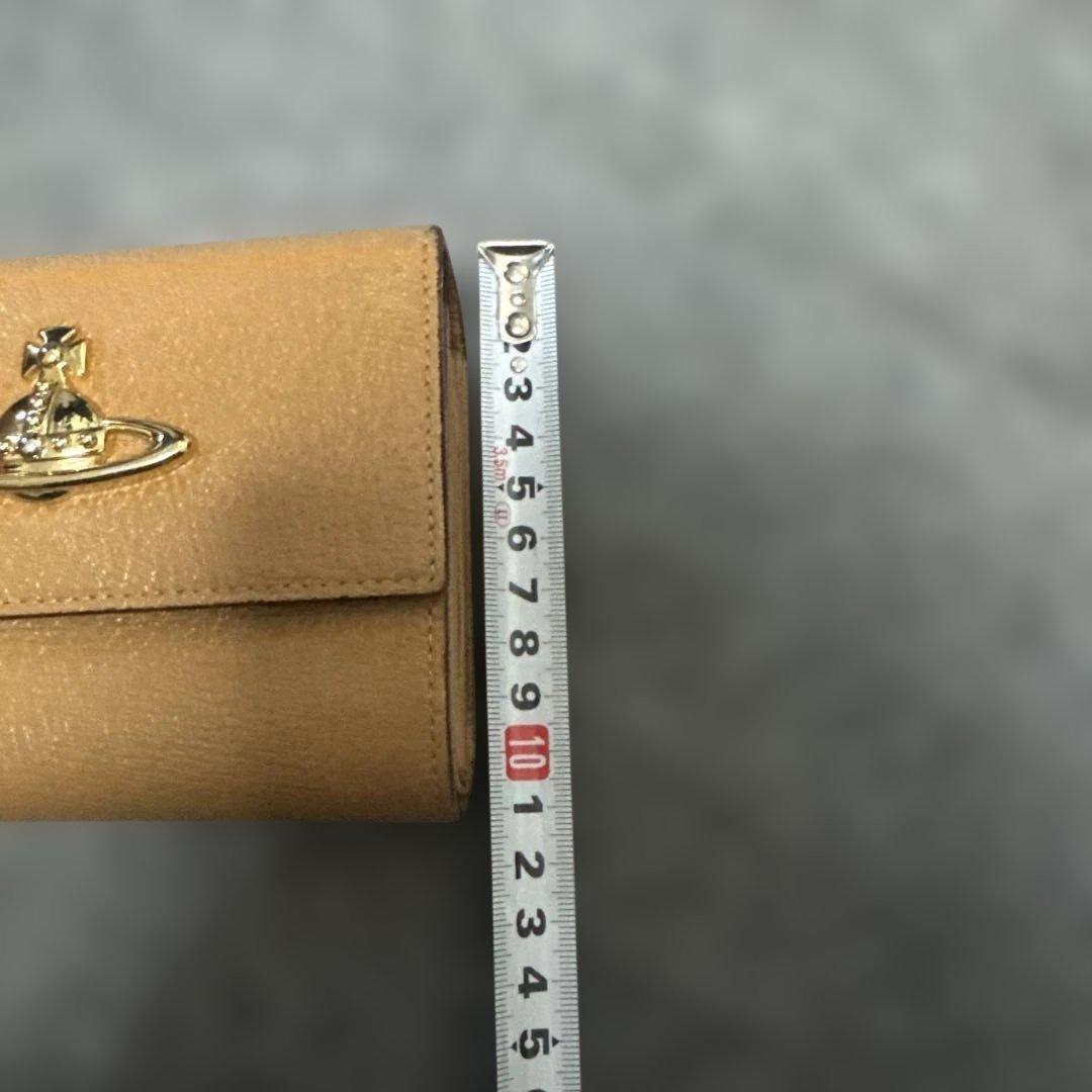Vivienne Westwoodベージュ 三つ折り財布 金色ロゴ付き