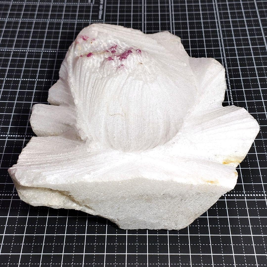 834g 母岩付き スピネル 原石 自立可能 ピンク レッドスピネル UV蛍光