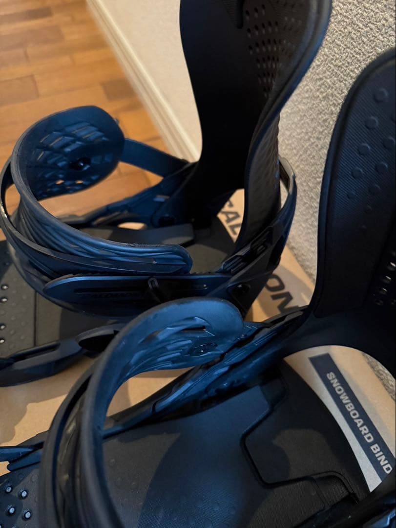 美品Salomon HOLOGRAM BLACK Mサイズ