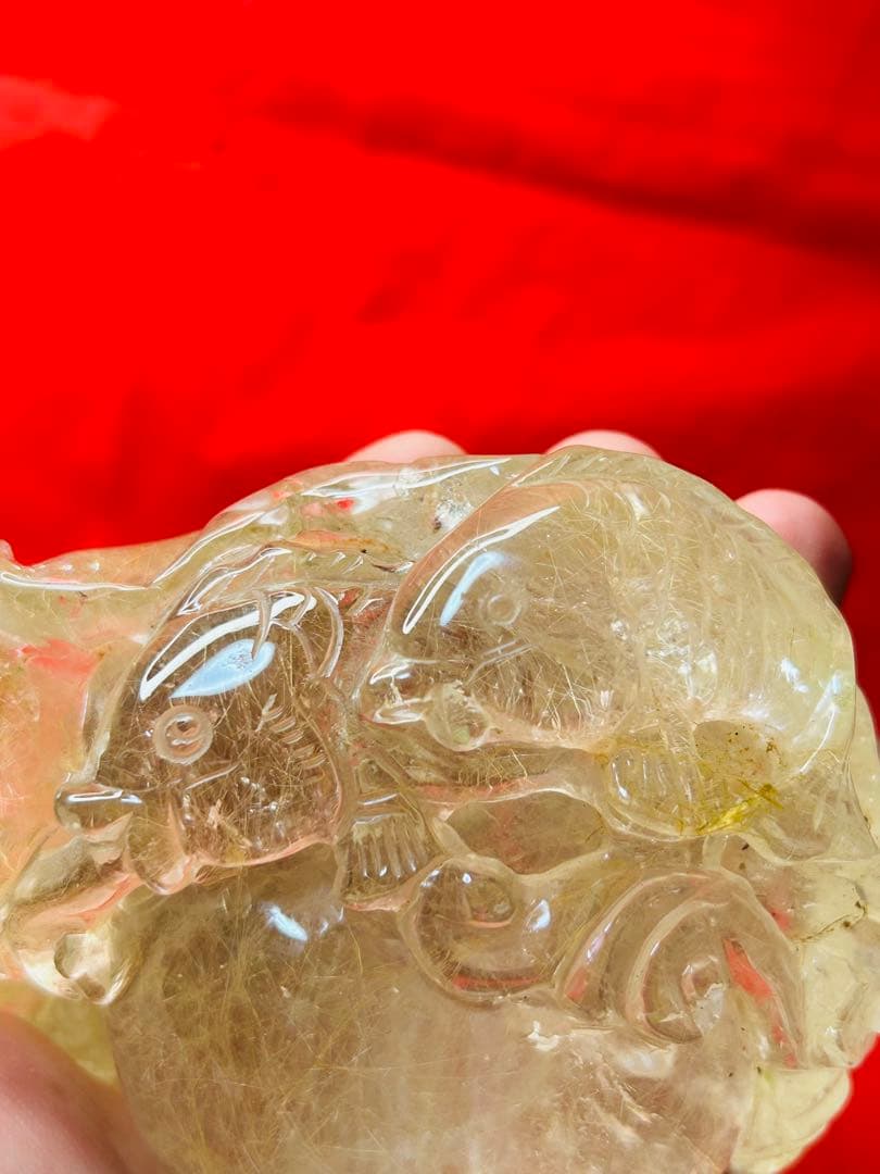 水晶 魚彫刻 約10cm 木製台座付き