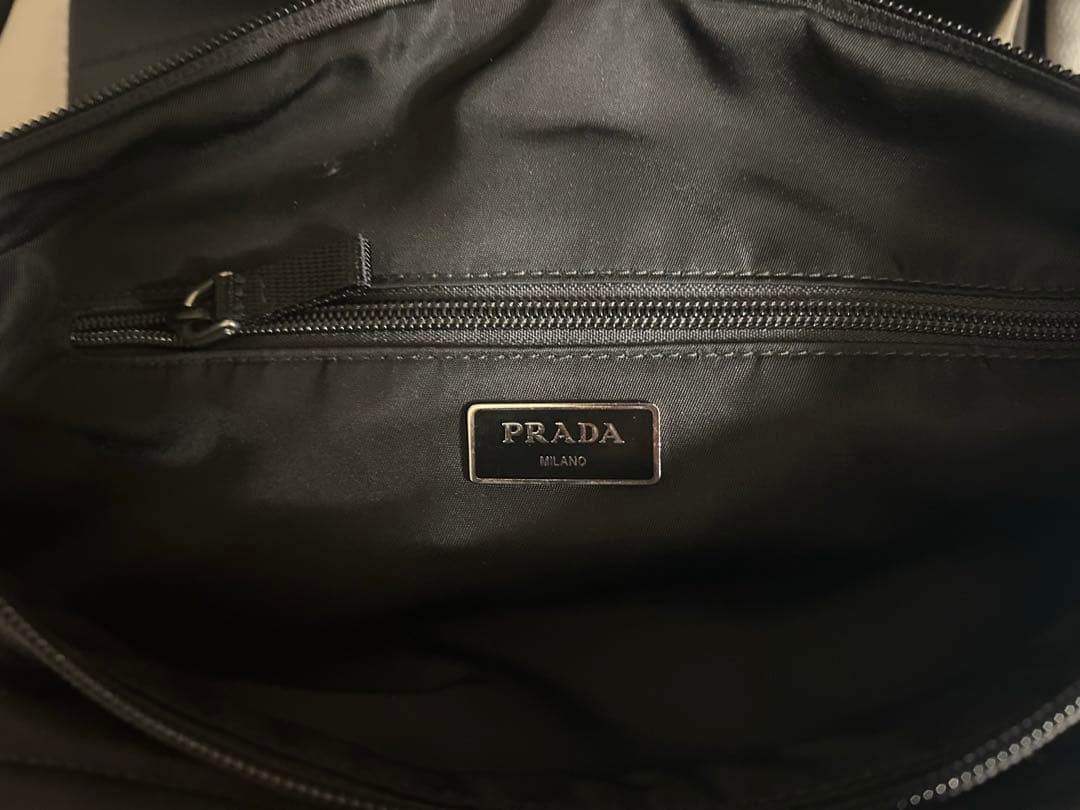 PRADA ブラックナイロンボディバッグ