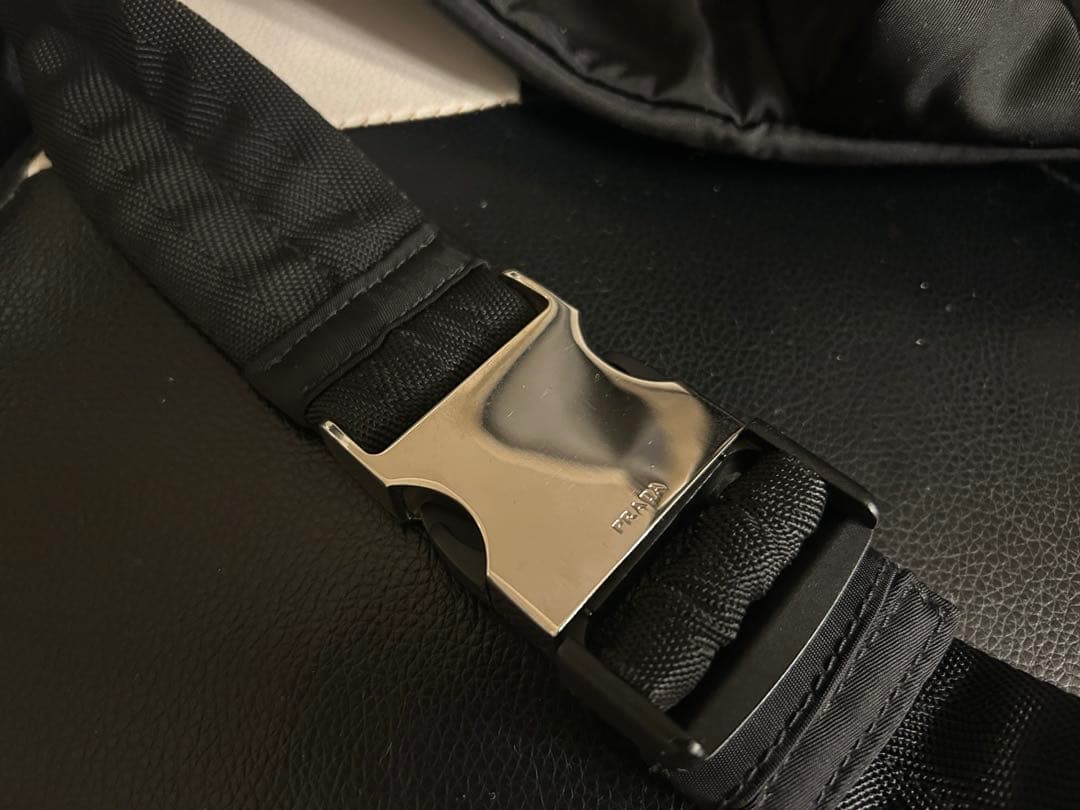 PRADA ブラックナイロンボディバッグ