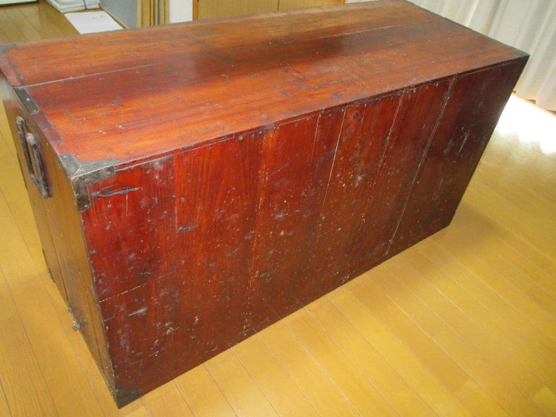伝統的な日本のアンティーク木製箪笥