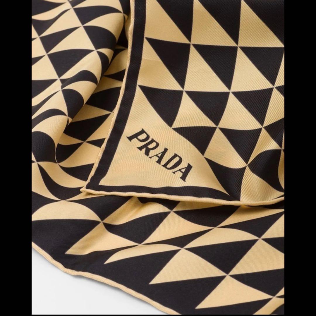 PRADA ブラック/ゴールド スカーフ