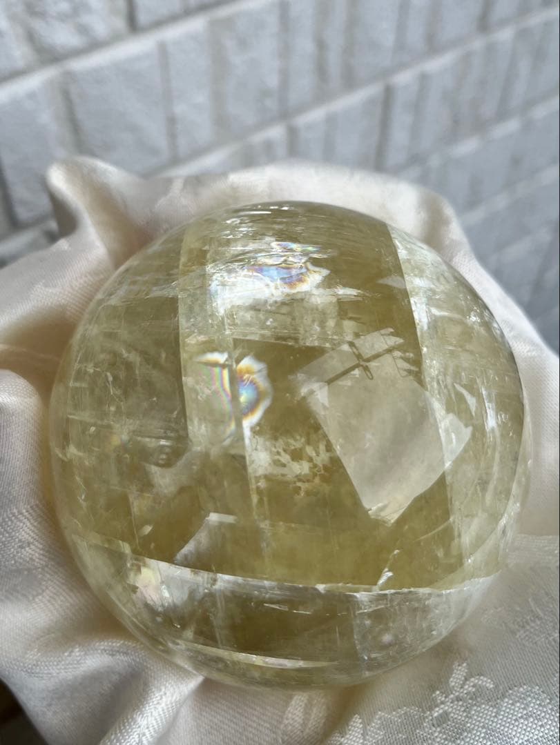 ゴールデンカルサイト　台座付き　スフィア　虹入り　848g 約8cm 丸玉
