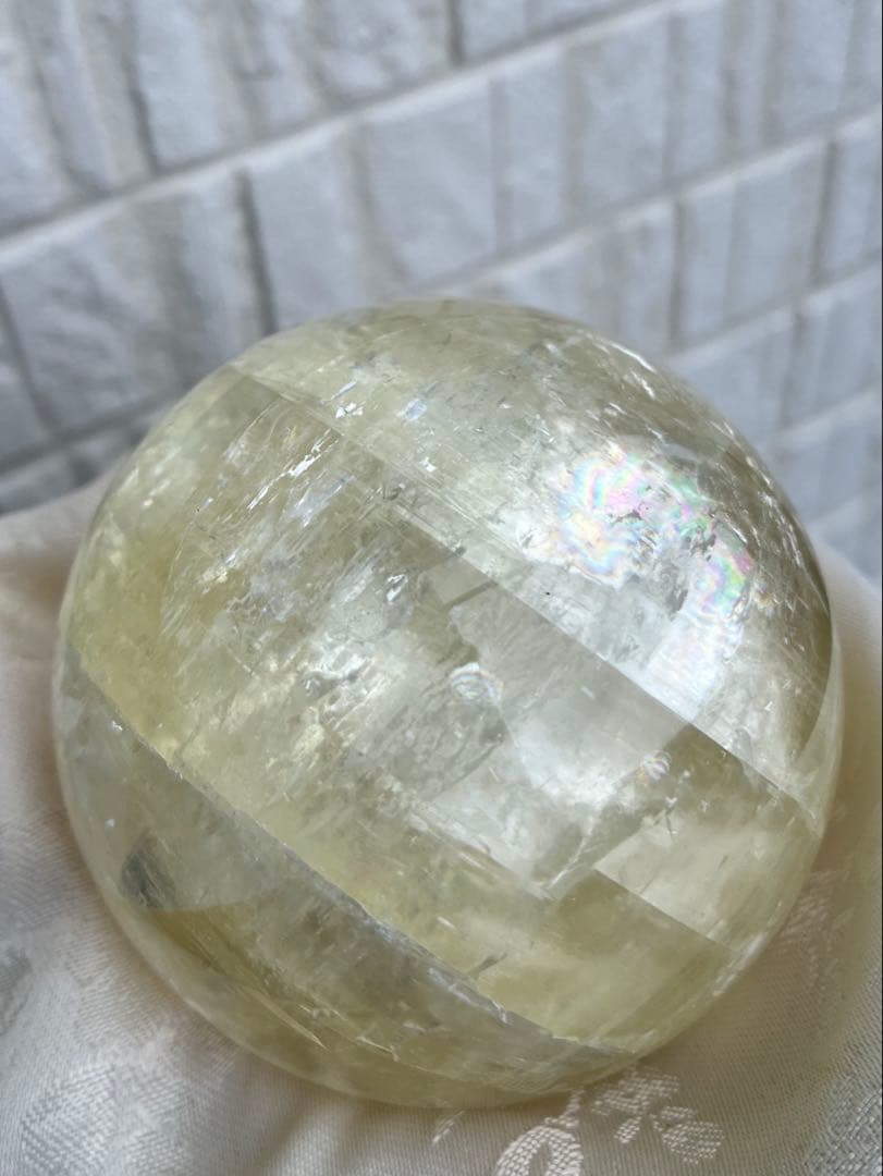 ゴールデンカルサイト　台座付き　スフィア　虹入り　848g 約8cm 丸玉