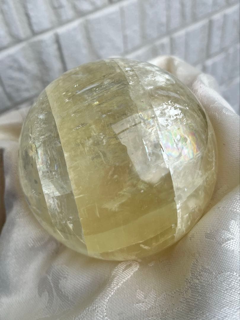 ゴールデンカルサイト　台座付き　スフィア　虹入り　848g 約8cm 丸玉