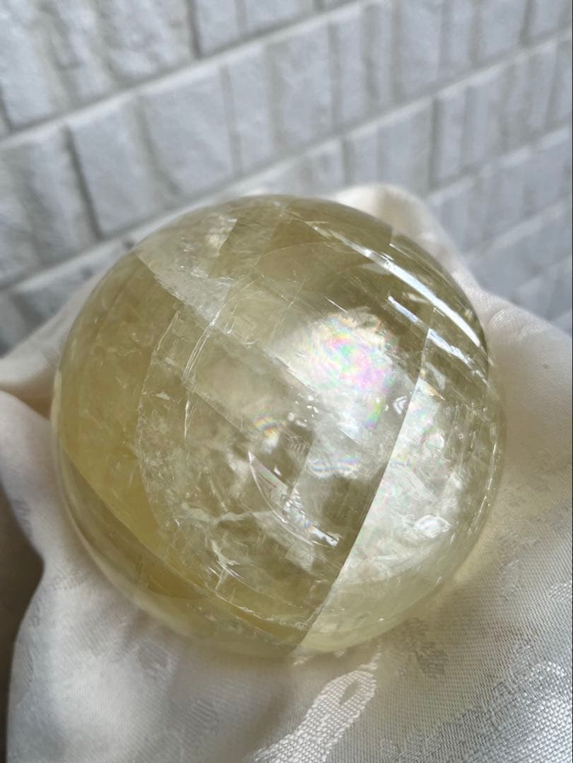 ゴールデンカルサイト　台座付き　スフィア　虹入り　848g 約8cm 丸玉
