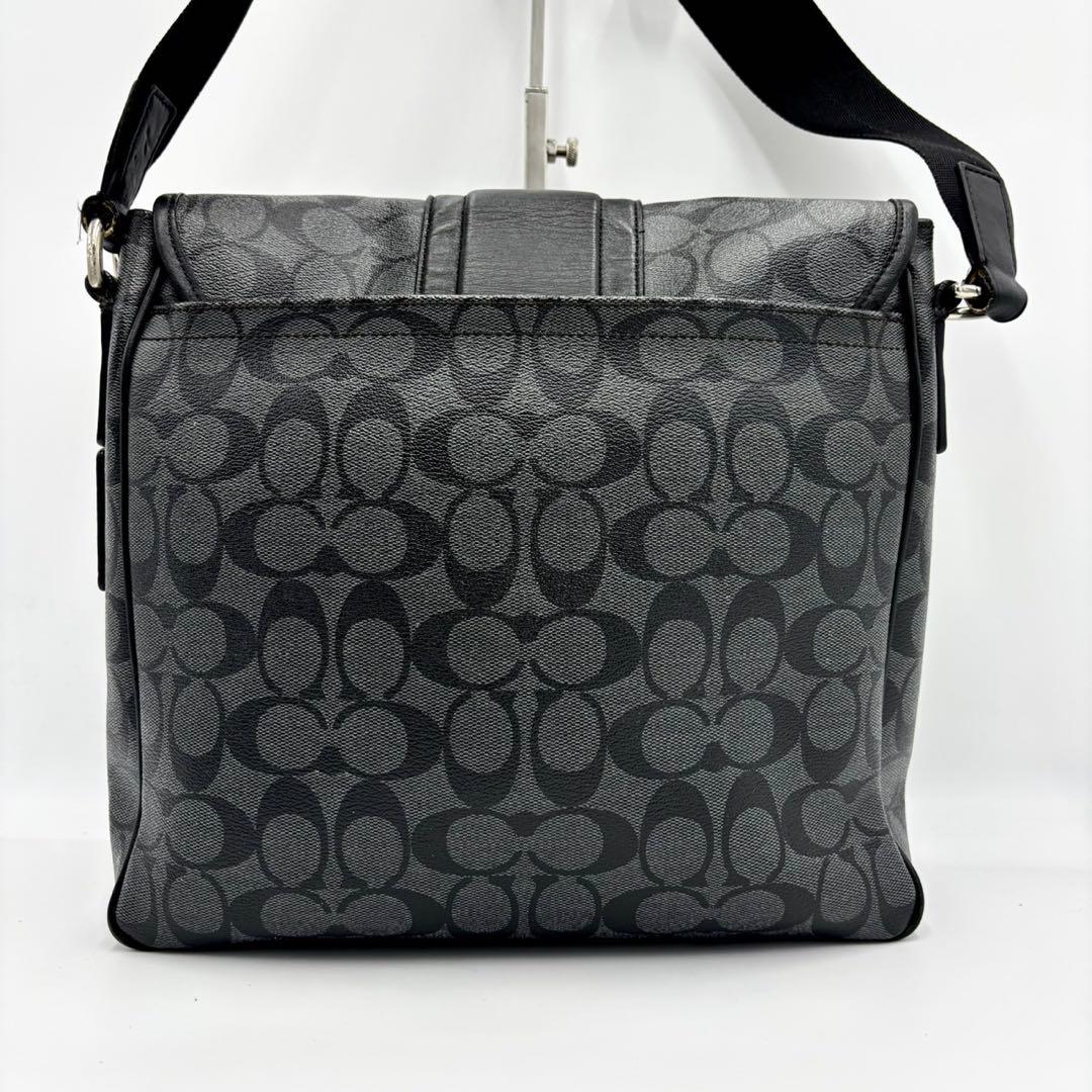 【美品】COACH ヘリテージ メッセンジャーバッグ シグネチャー　PVC 黒色