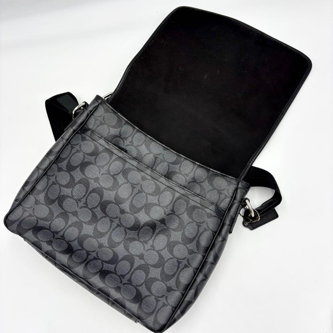 【美品】COACH ヘリテージ メッセンジャーバッグ シグネチャー　PVC 黒色
