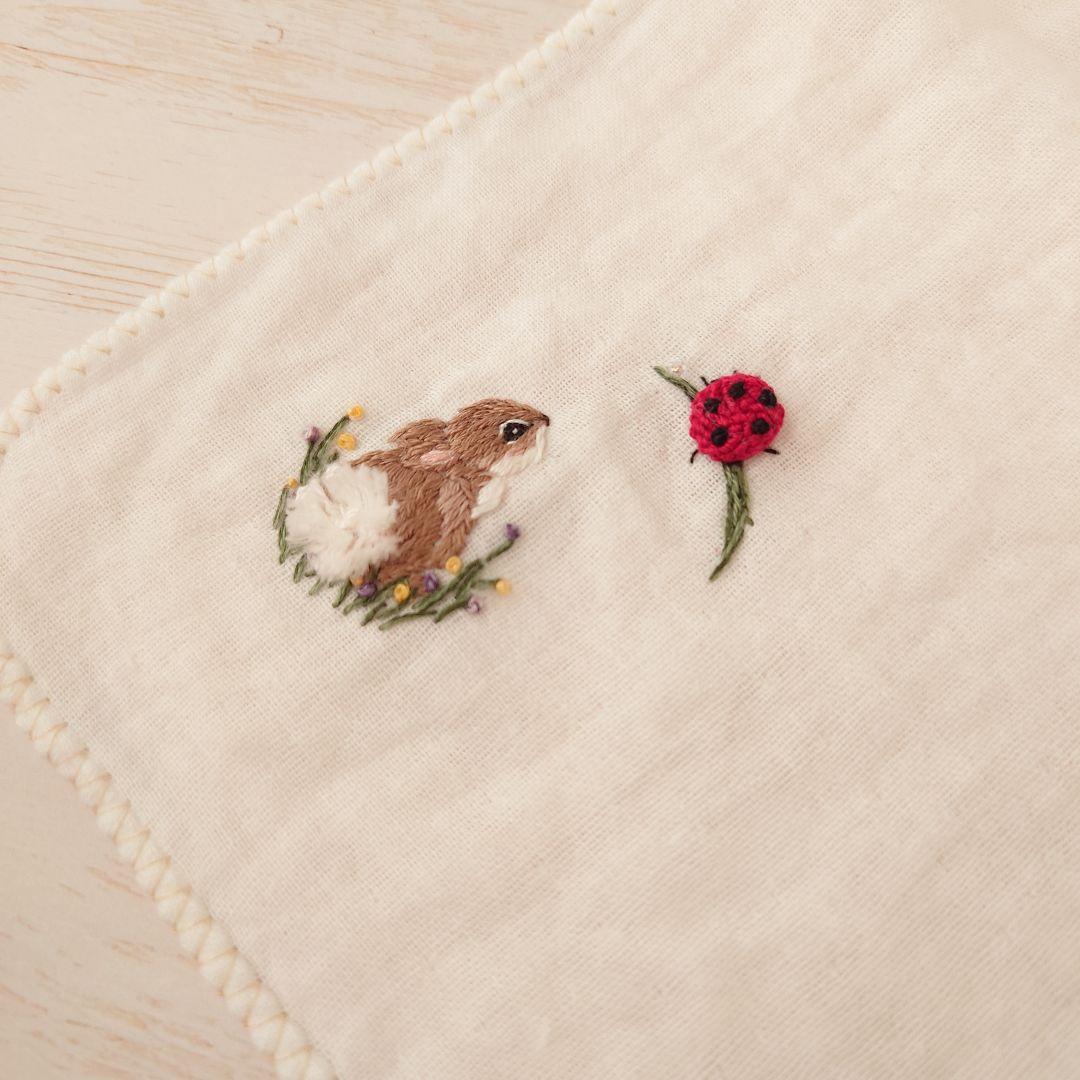 手刺繍入ちっちゃな ガーゼハンカチ【うさことてんとう虫】