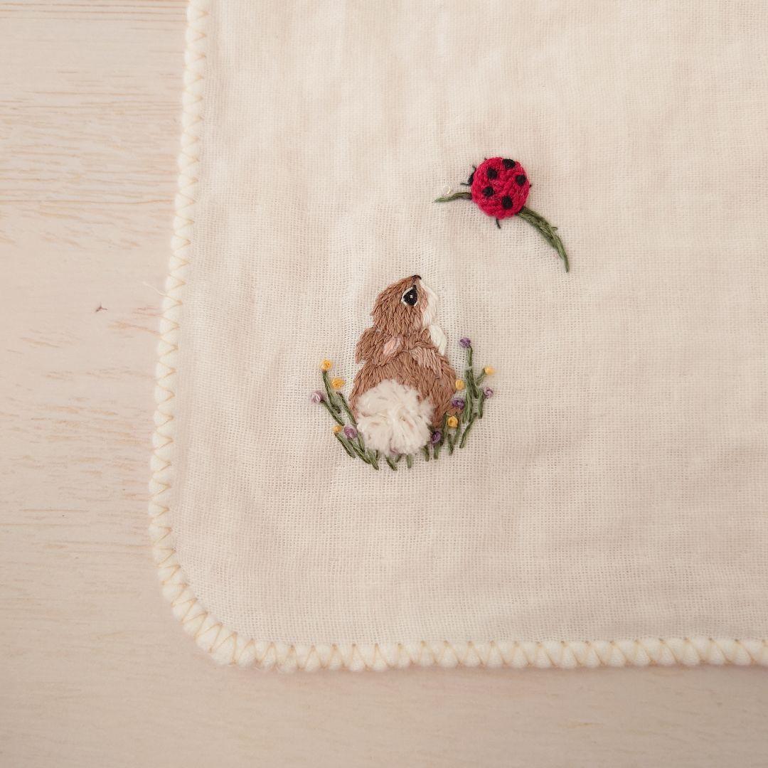 手刺繍入ちっちゃな ガーゼハンカチ【うさことてんとう虫】