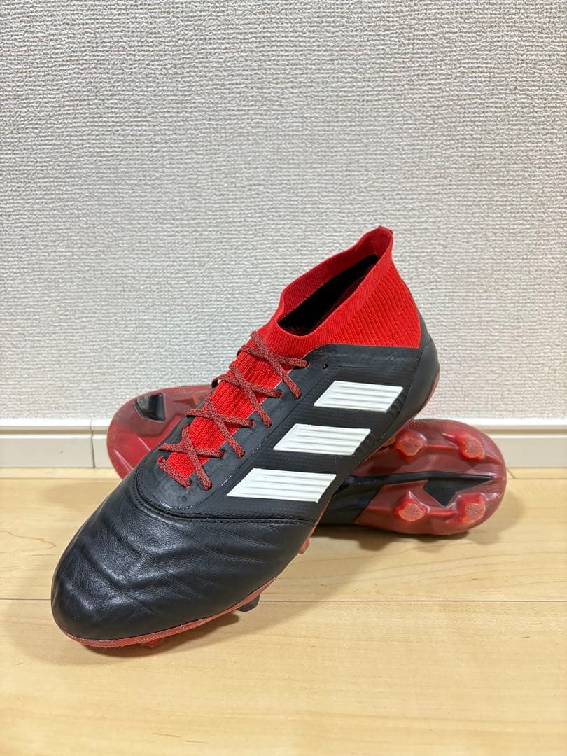 サッカースパイク　アディダス　プレデター