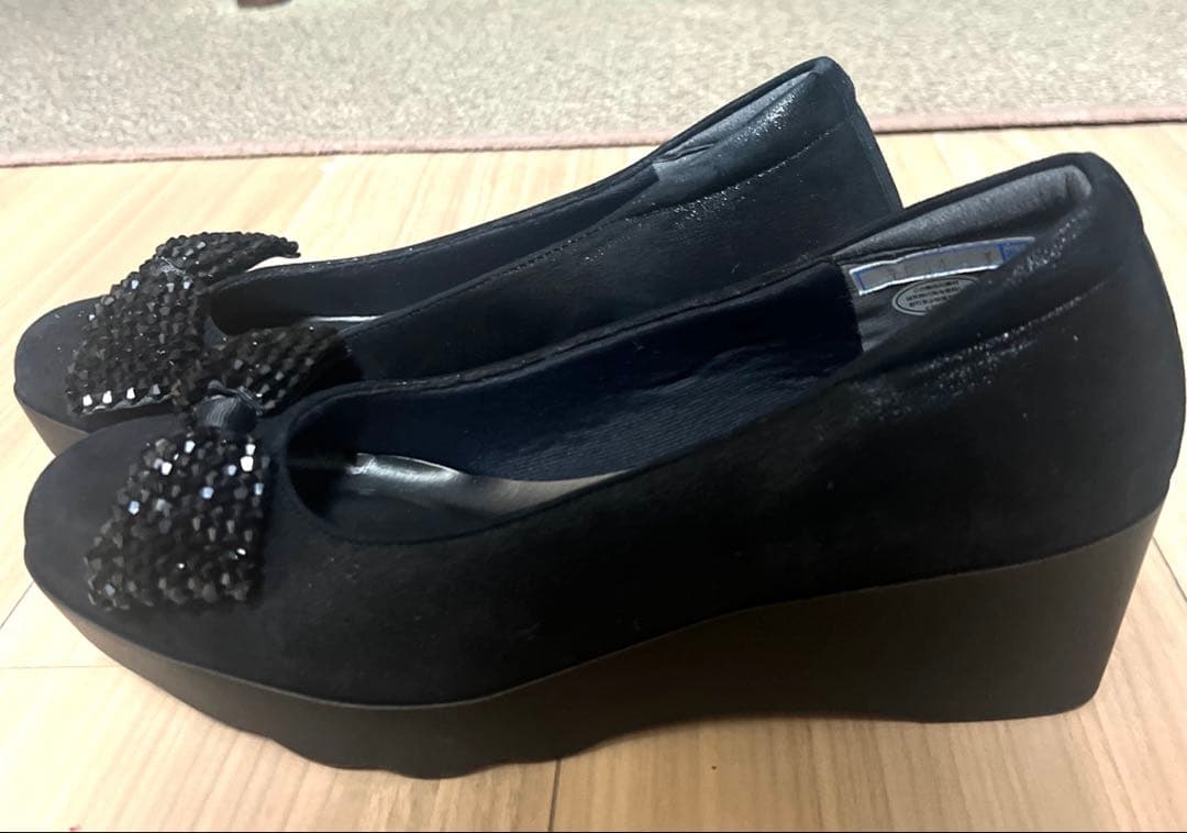 新品未使用　HILLS AVENUE 　リボンビジュー　付の黒パンプス