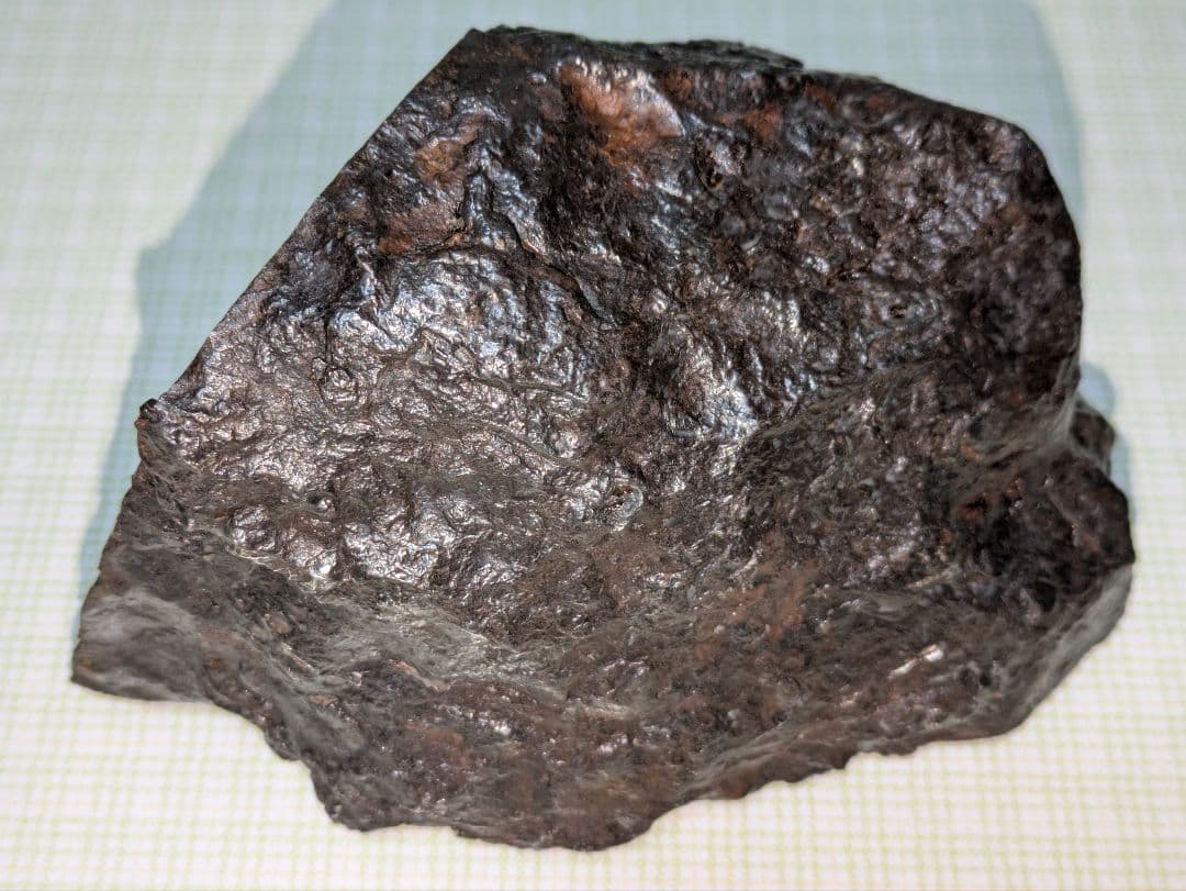 隕石　アルタイ隕石　鉄隕石　2,064グラム　外皮付　ウィドマンシュテッテン構造