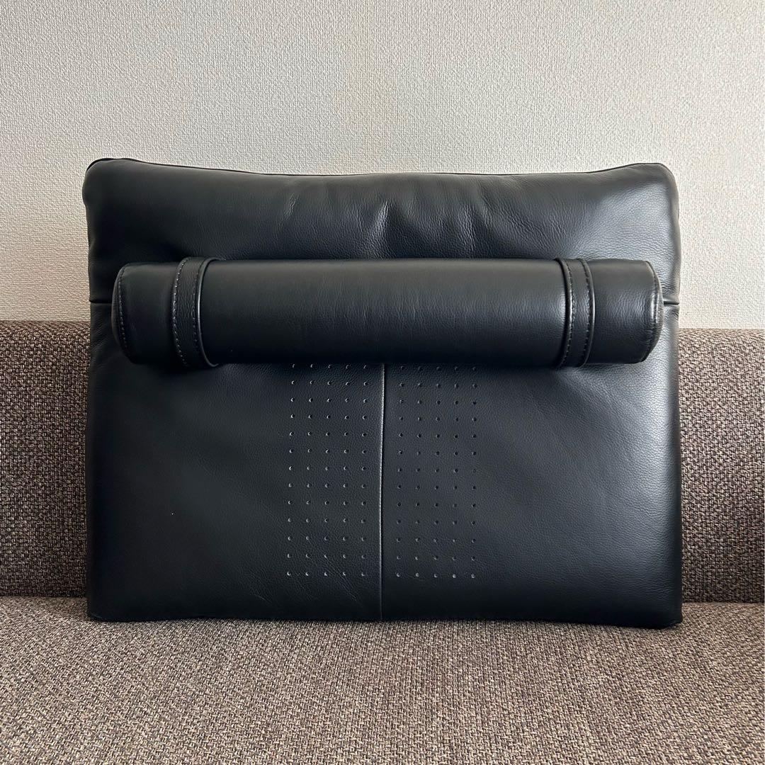 ②IDC大塚家具黒本革背クッションボルスター付きブラックレザーソファ背もたれ