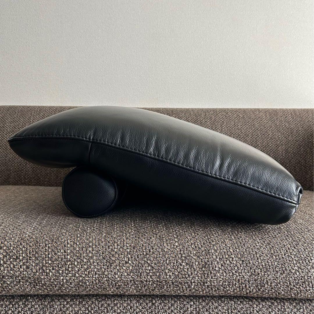 ②IDC大塚家具黒本革背クッションボルスター付きブラックレザーソファ背もたれ