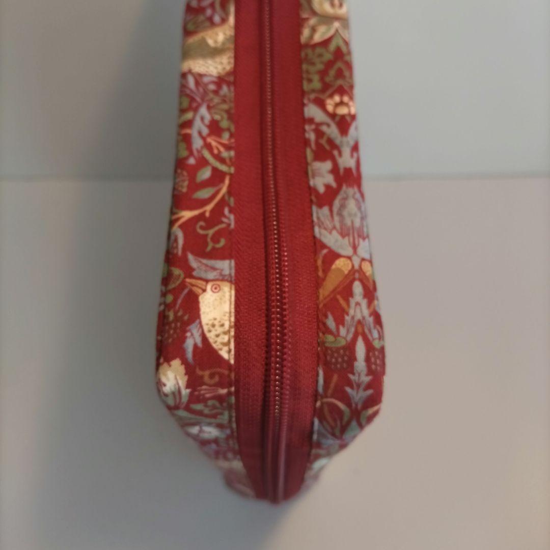 ウィリアムモリス　いちご泥棒柄で、かぎ針と付け替え用編み針ケース