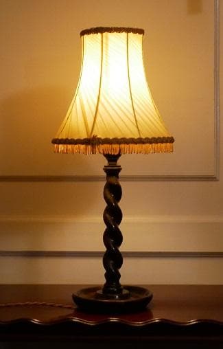 英国アンティーク　木製ツイストのランプスタンド
