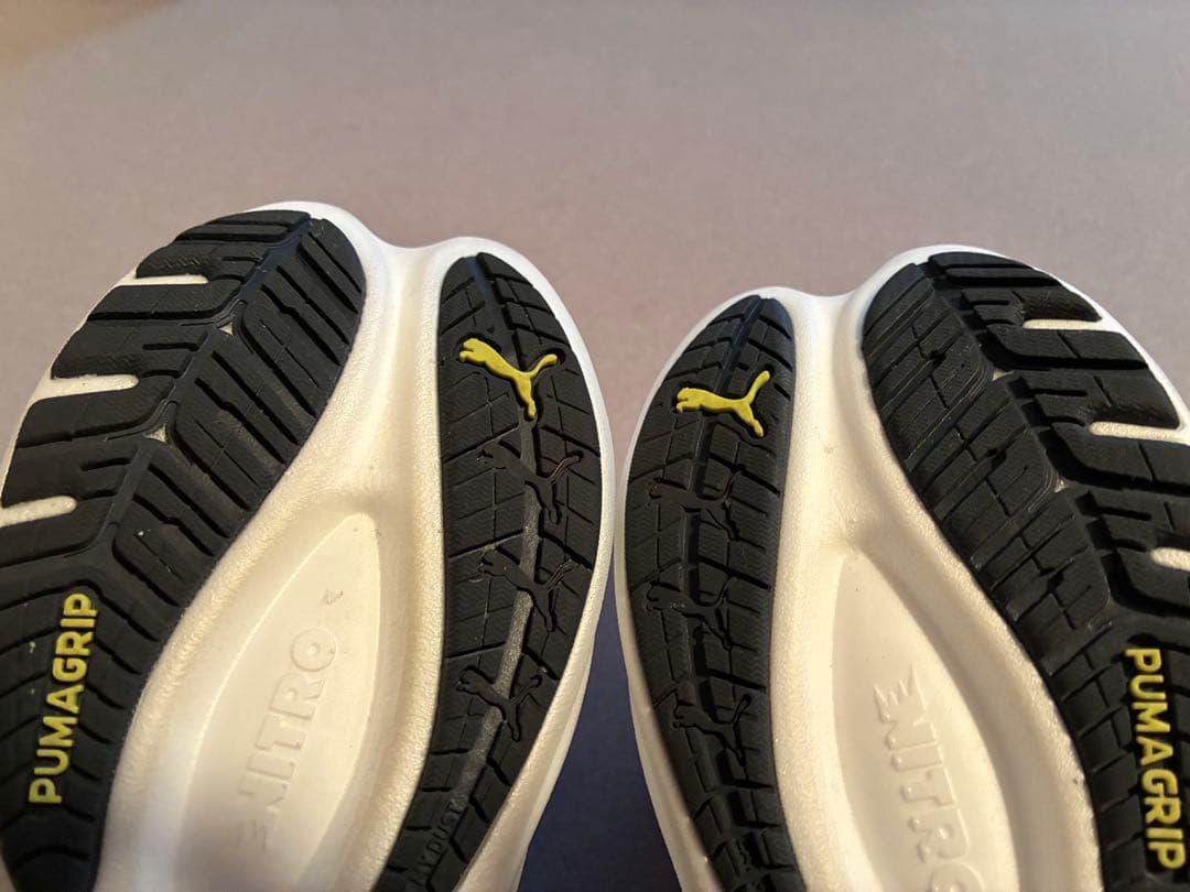 PUMA x charbon ヴェロシティ ニトロ 4 ランニングシューズ