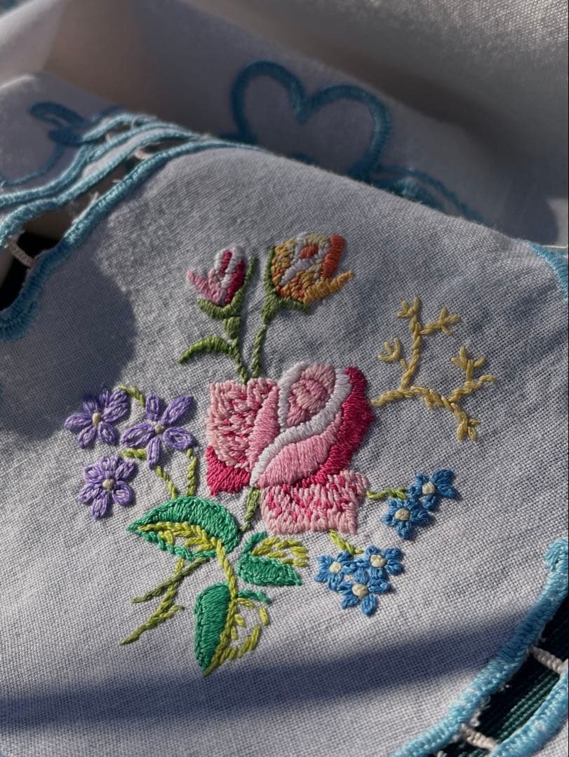 ◆フランスアンティーク｜乙女な手刺繍テーブルクロス、水色花姫レース小さめ正方形