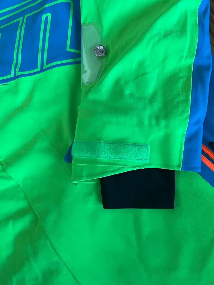 k*u様 未使用 ONYONE オンヨネ スキーウェアメンズ Ｍ 上下